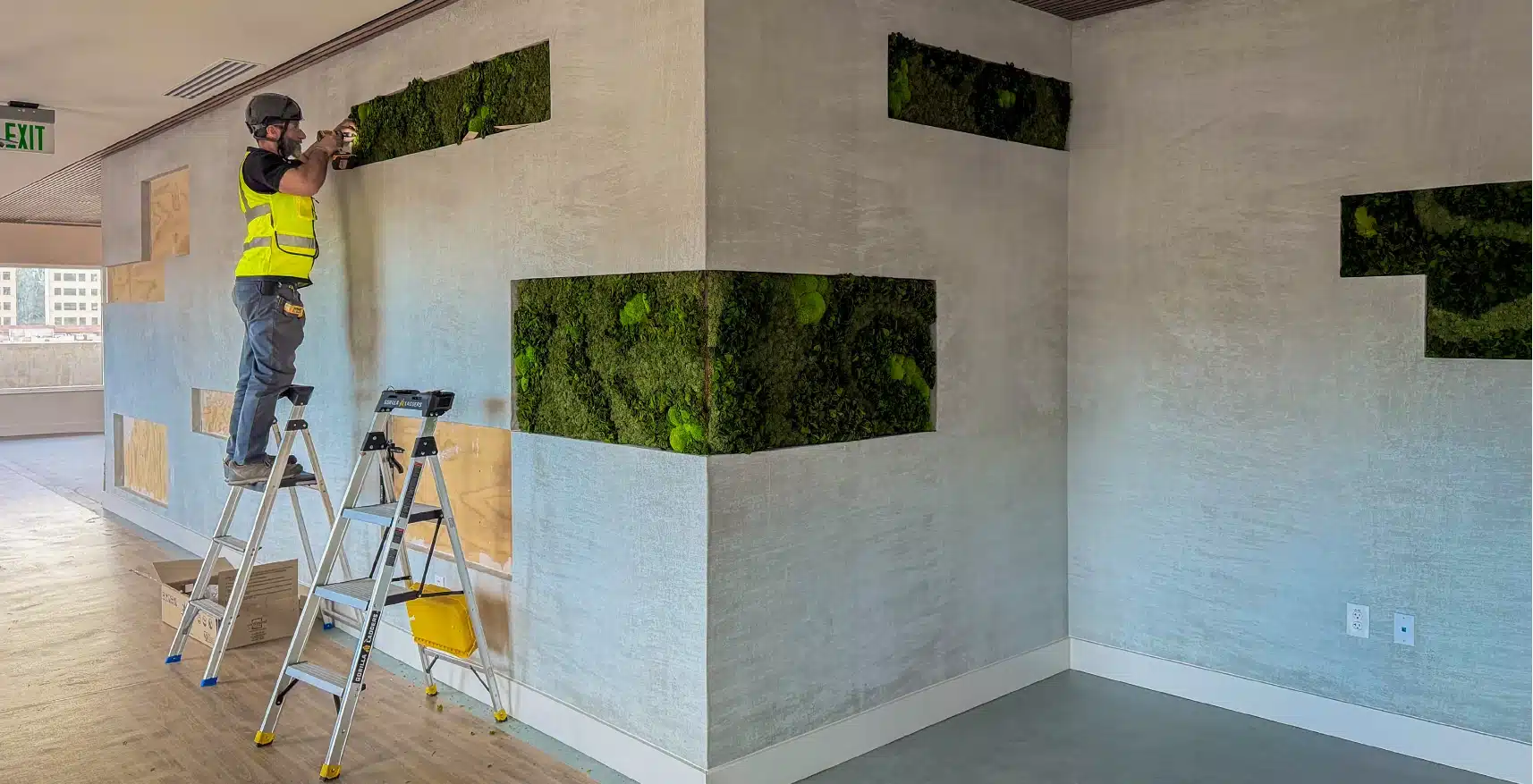 Installation av system för bevarad grön vägg - anpassad paneltillverkning med omslutande hörndetaljer